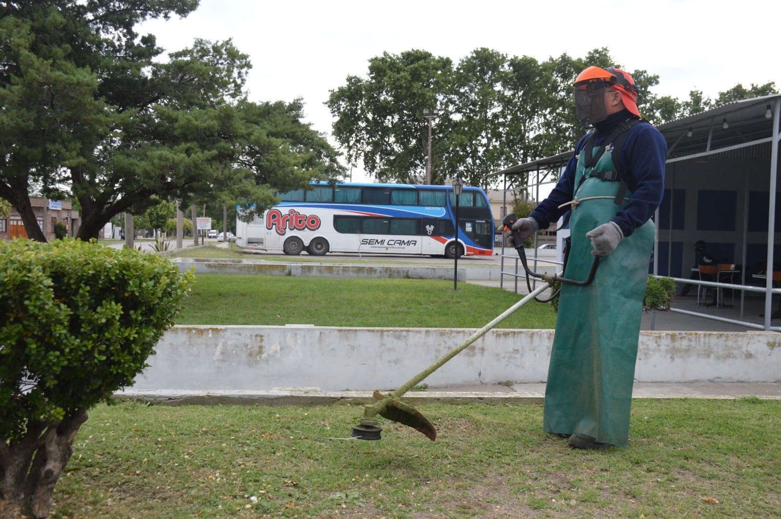 Cuadrillas Municipales Trabajan En La Terminal Arturo Illia Diario