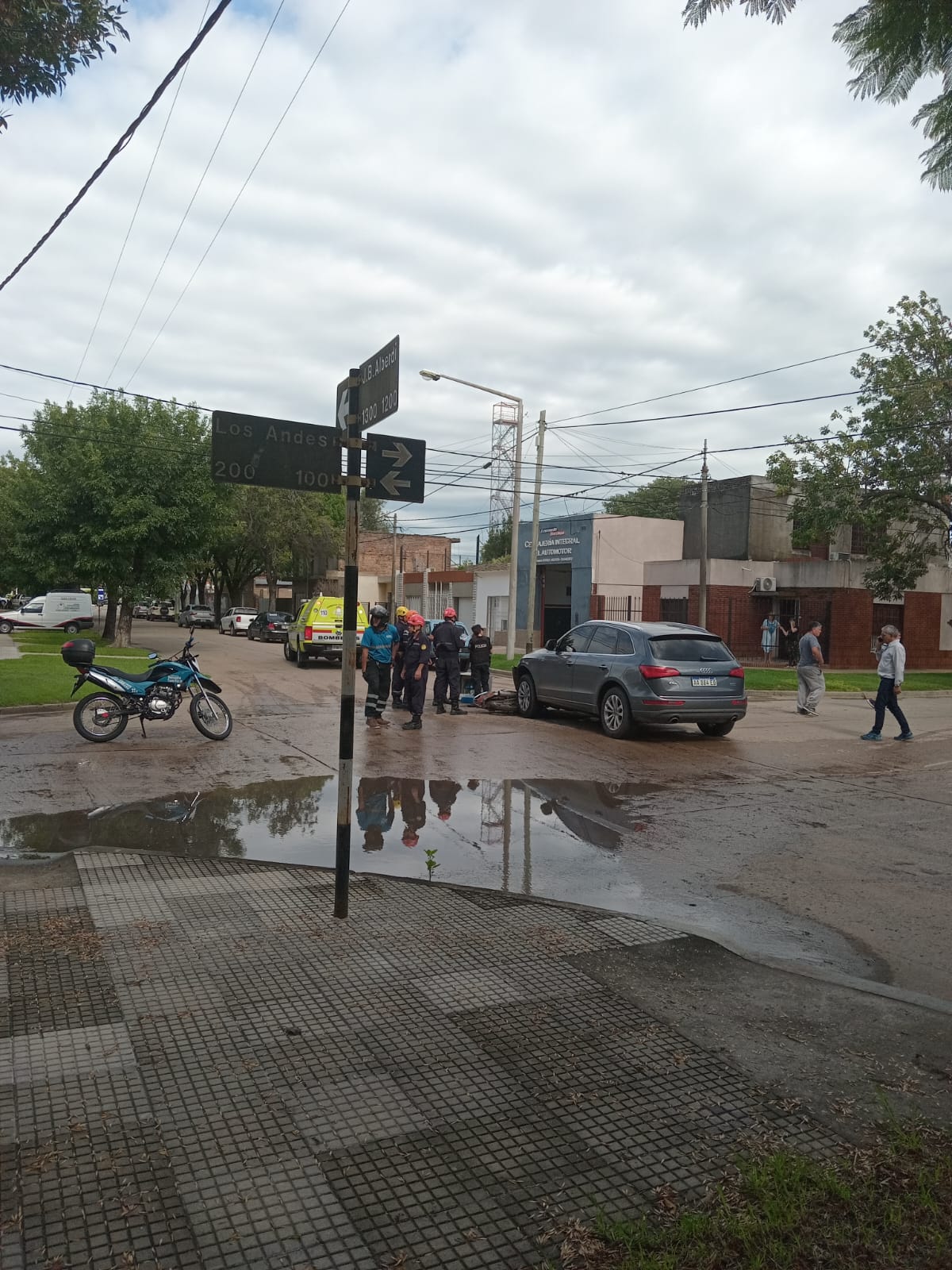 Un Motociclista Termin Con Una Fractura Expuesta Tras Colisionar Con