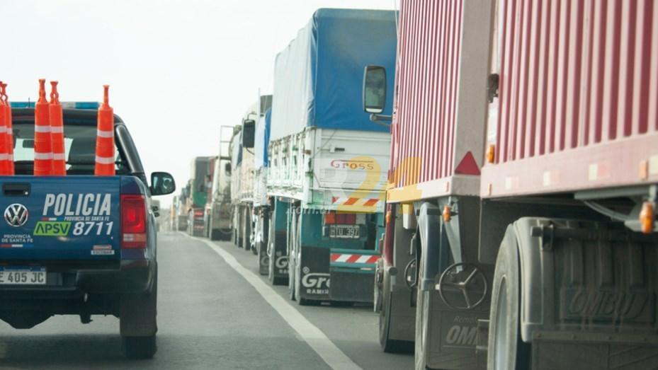 Inician operativo para ordenar el ingreso masivo de camiones con granos en Santa Fe