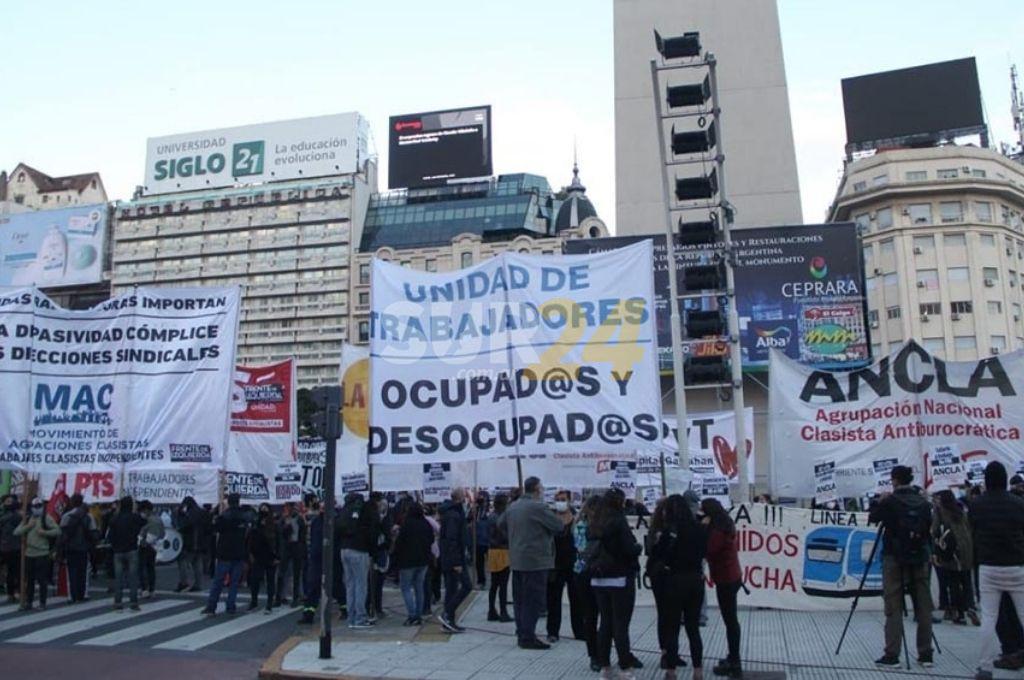 Sectores de izquierda protestan en el Obelisco y marchan a Trabajo