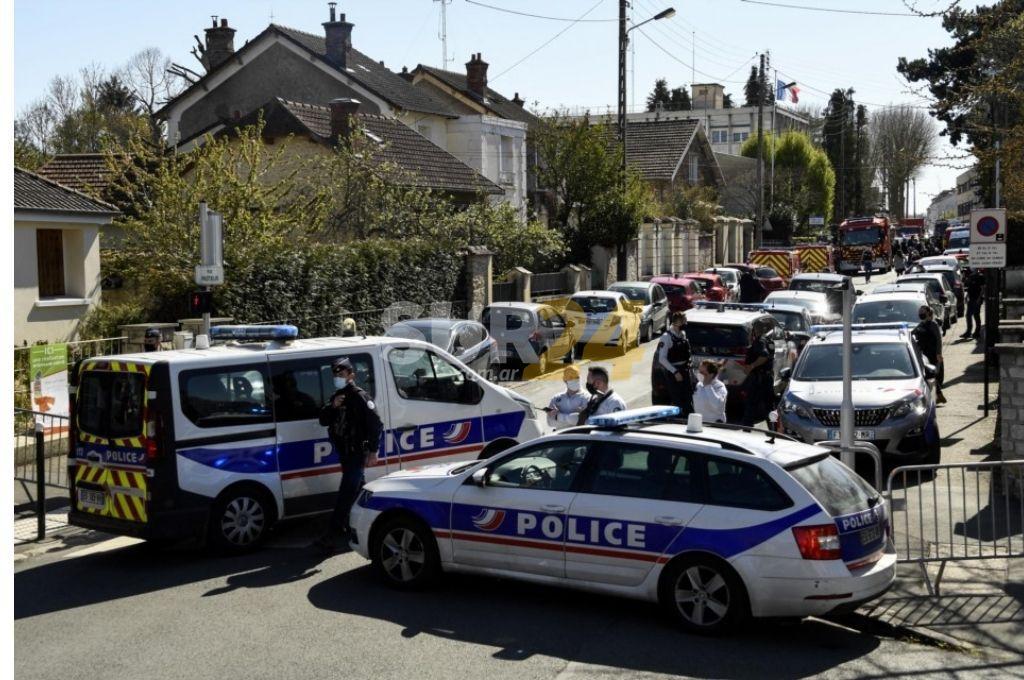 Un hombre mató a una policía en una comisaría cerca de París