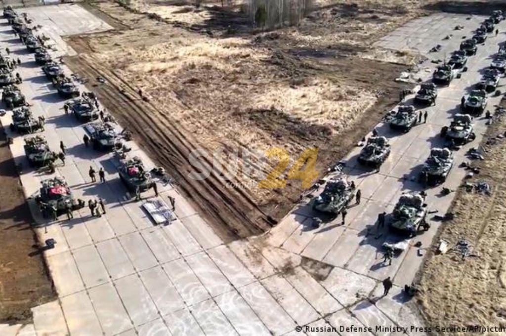 Rusia comienza a retirar sus tropas de la frontera con Ucrania