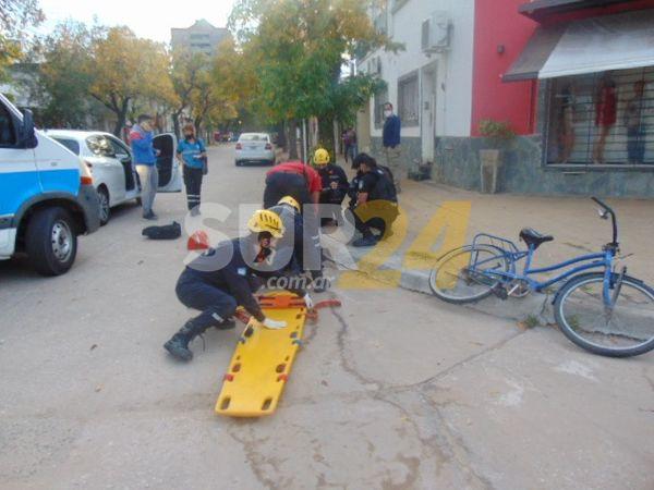 Accidente entre un automóvil y una bicicleta en Moreno e Iturraspe