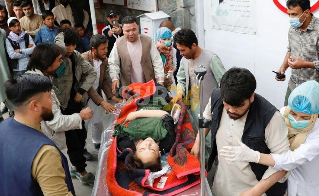 Explosiones en una escuela afgana deja 40 muertos y decenas de heridos