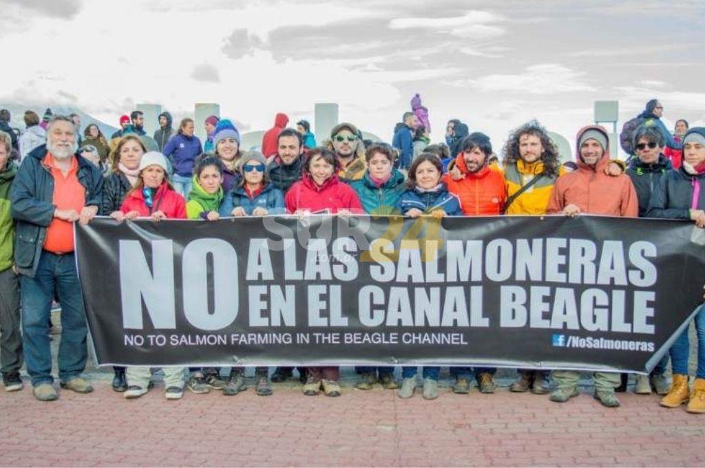 Argentina, el primer país del mundo que prohíbe la cría de salmones