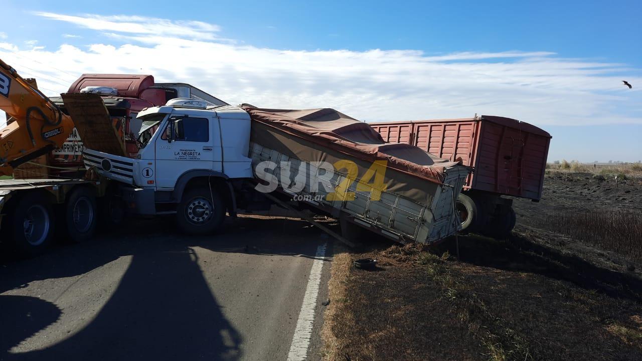 Ruta 33: espectacular accidente entre cuatro camiones y dos camionetas