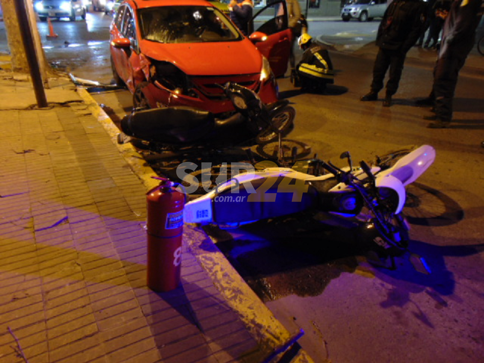 Venado Tuerto: chocan dos autos y uno de ellos embiste a dos motos estacionadas