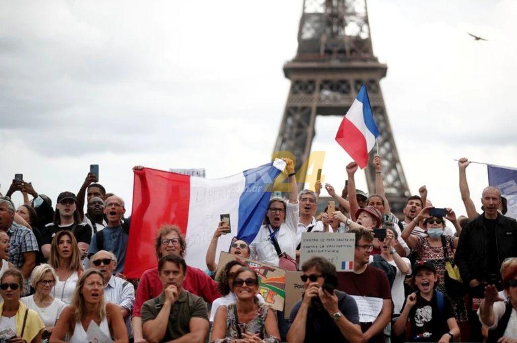 Pese a las protestas, el Parlamento de Francia aprobó el certificado sanitario