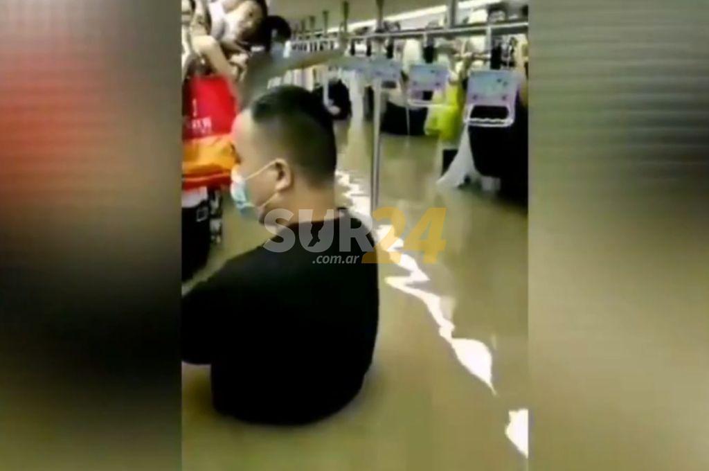 China: por las intensas lluvias se inundó el metro y la gente quedó atrapada