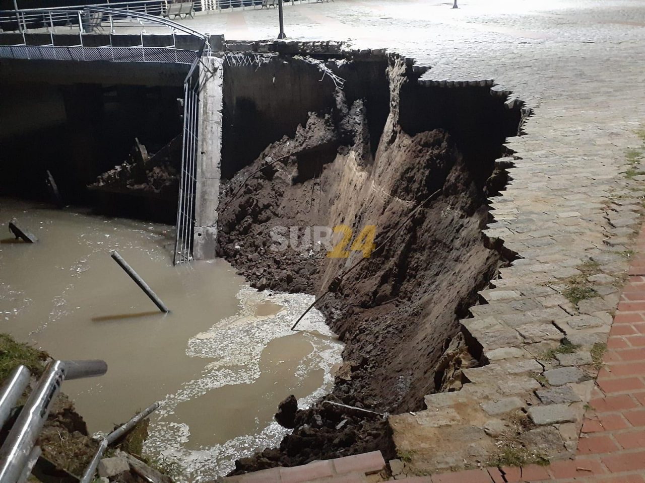 Video: se desmoronó parte de la barranca del Parque España en Rosario