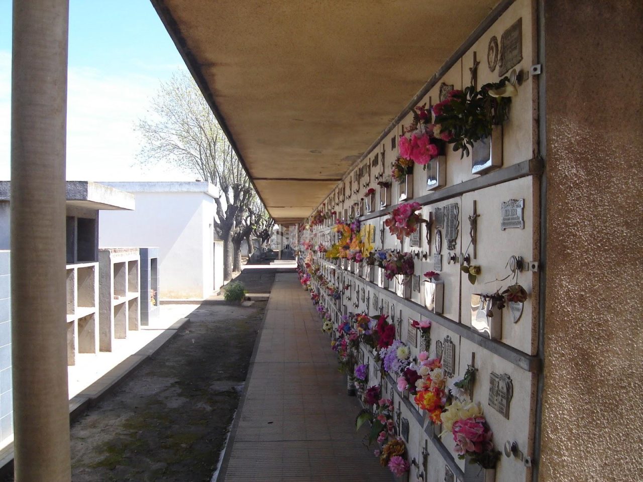 Roban 49 placas y floreros del Cementerio de Santa Isabel