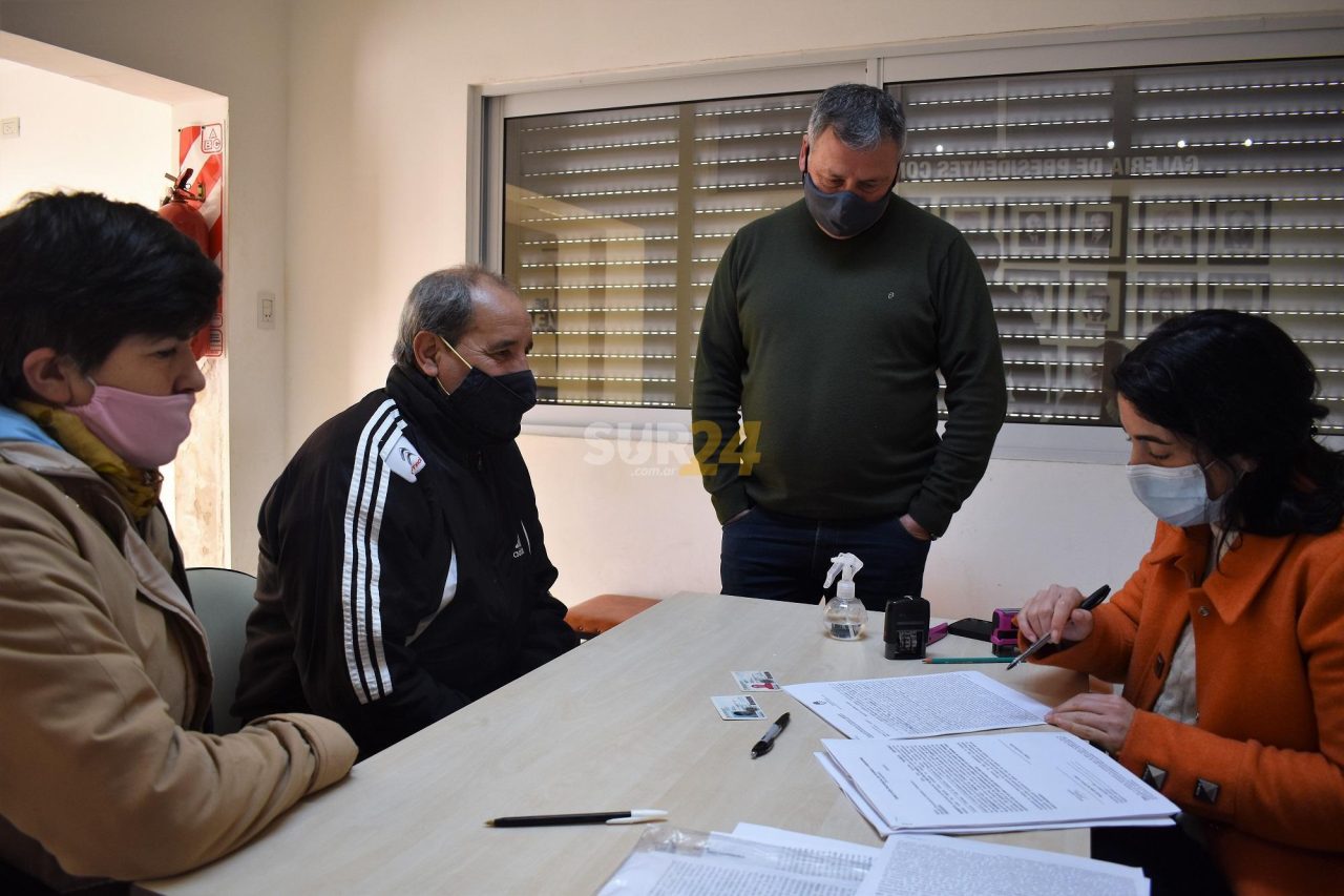 El camino a la casa propia: familias chovetenses firmaron los boletos de compra – venta de viviendas