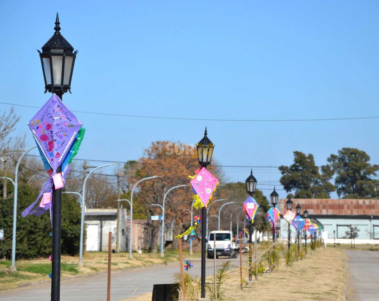 Villa Cañás comienza los festejos del Día de las Infancias, con sus calles decoradas