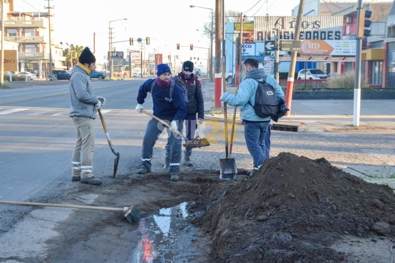 El Municipio avanza con la limpieza del badén colector de ruta 8 en su tramo urbano 