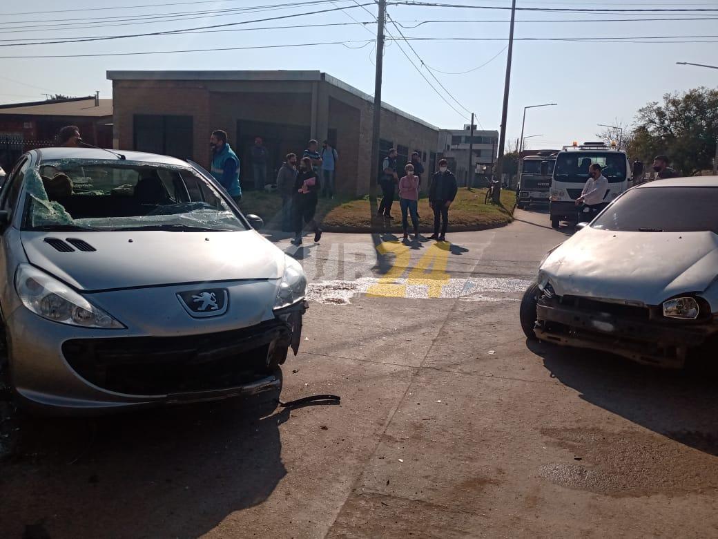 Espectacular choque en Quintana y Junín: tres personas quedaron atrapadas