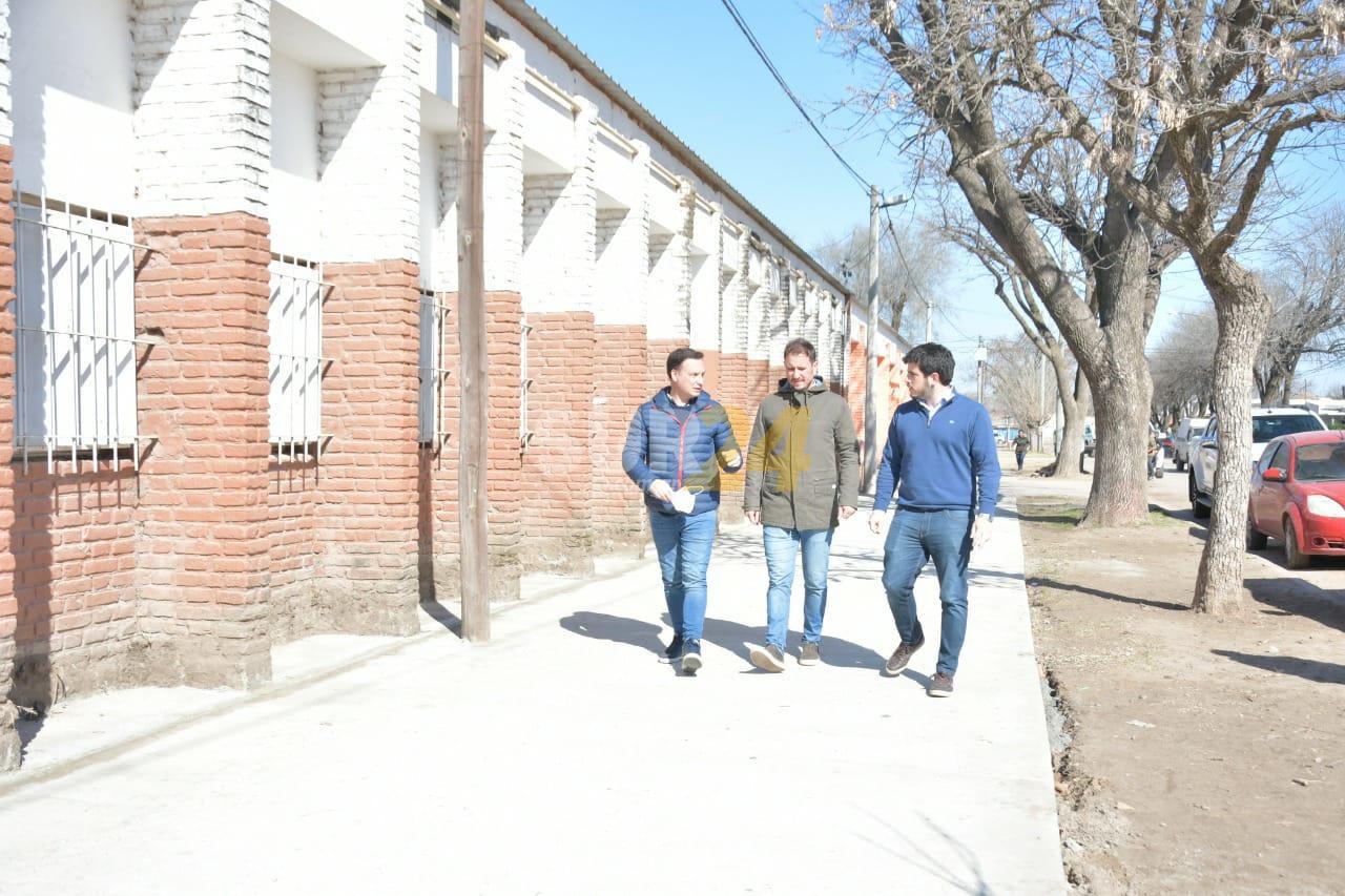 Pellegrini, Enrico y Chiarella gestionaron construcción de veredas en Escuela N° 1198