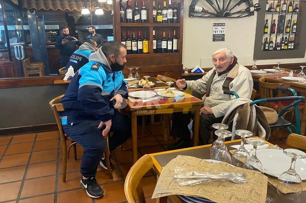 Tiene 99 años y se escapó de su familia para ir a comer a un restaurante