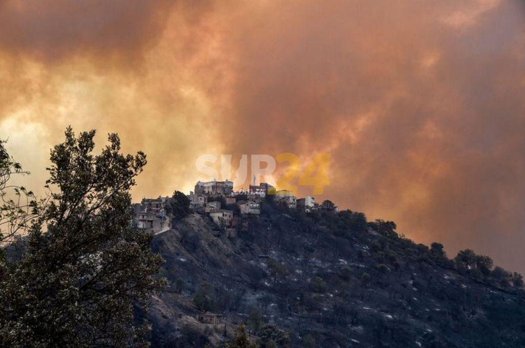 El avance de los incendios provoca 38 muertos en el norte de Argelia
