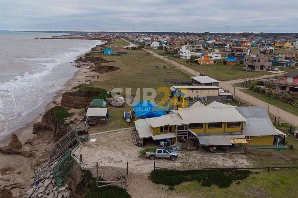 Costa en Mar Chiquita: buscan evitar el derrumbe de tres viviendas