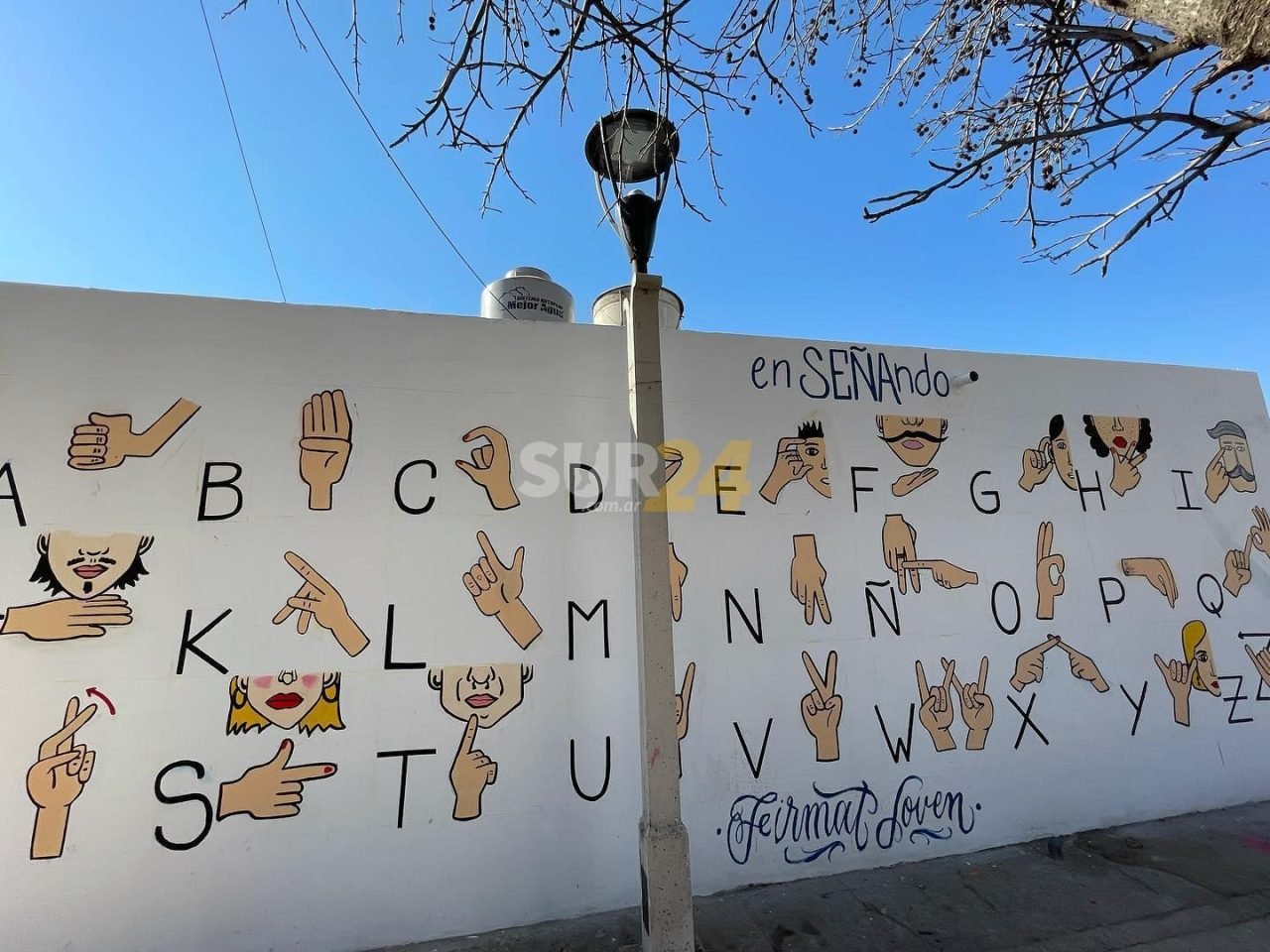Arte e inclusión: el mural con el alfabeto de la lengua de señas, creado por artistas firmatenses