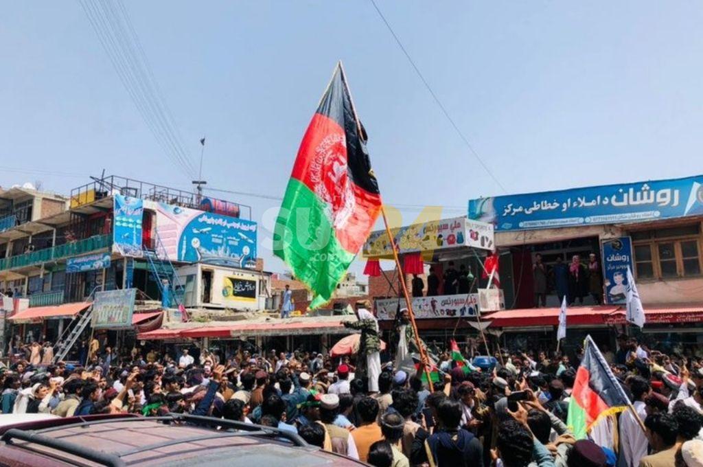 Los talibanes reprimieron una protesta que reclamaba mantener la bandera afgana