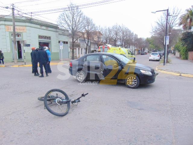 Violento choque entre un menor en bicicleta y un auto  