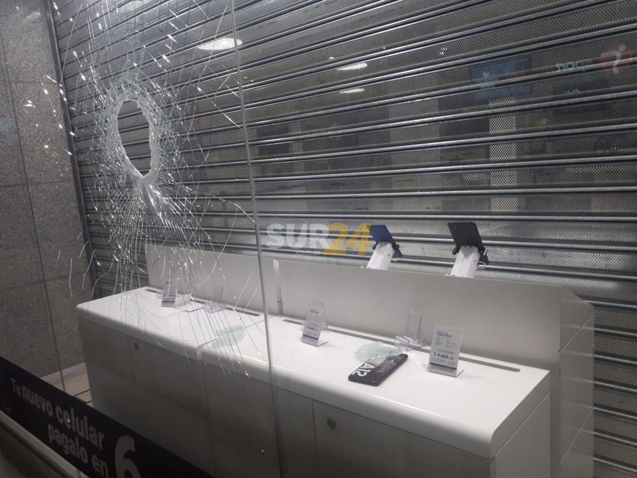 Roban tres celulares tras romper la vidriera de Personal-Cablevisión