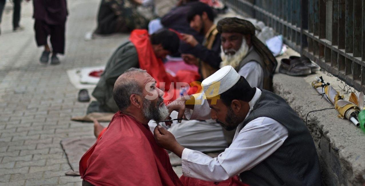 Afganistán: prohíben a los hombres afeitarse y a las mujeres usar smartphones