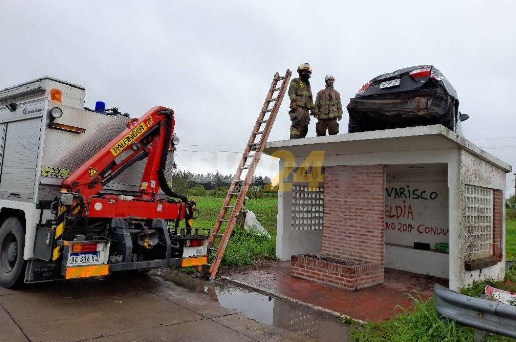Entre Ríos: auto despistó y terminó montado en garita de colectivos