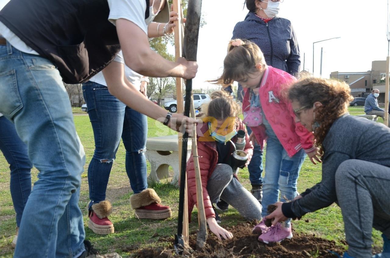 Proyecto “Respir-arg”: estudiantes plantaron árboles en plaza Macacha Güemes