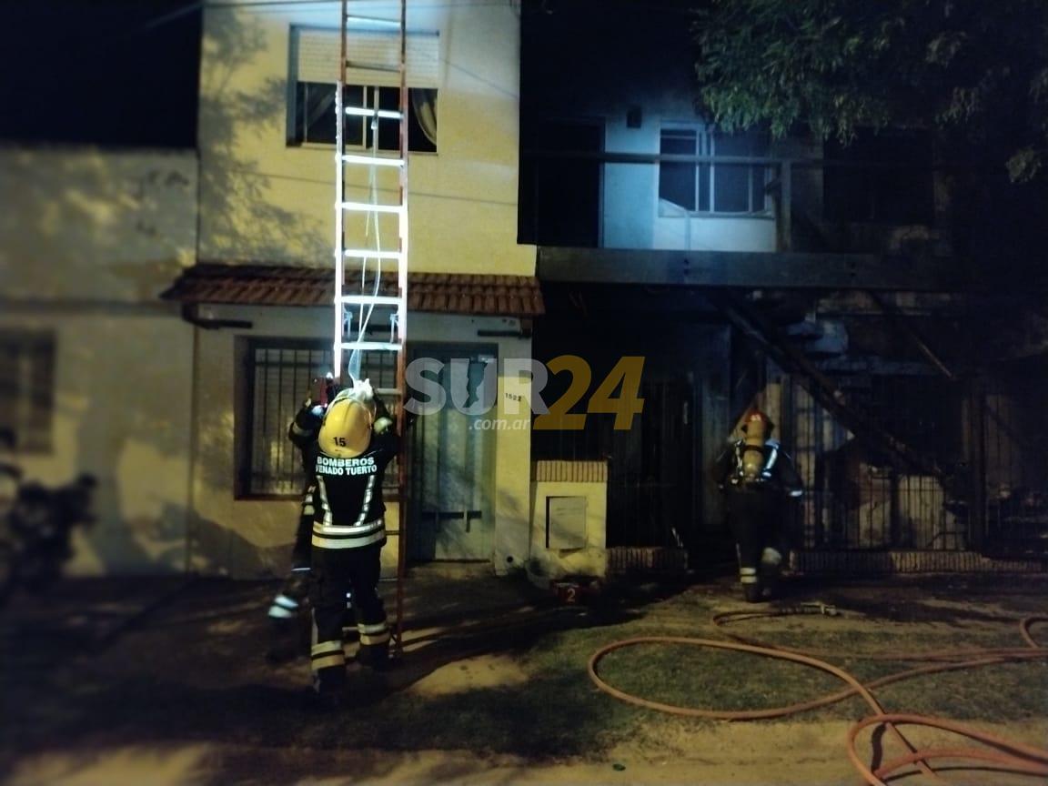 Venado Tuerto: Bomberos debieron rescatar una persona de un primer piso por un incendio