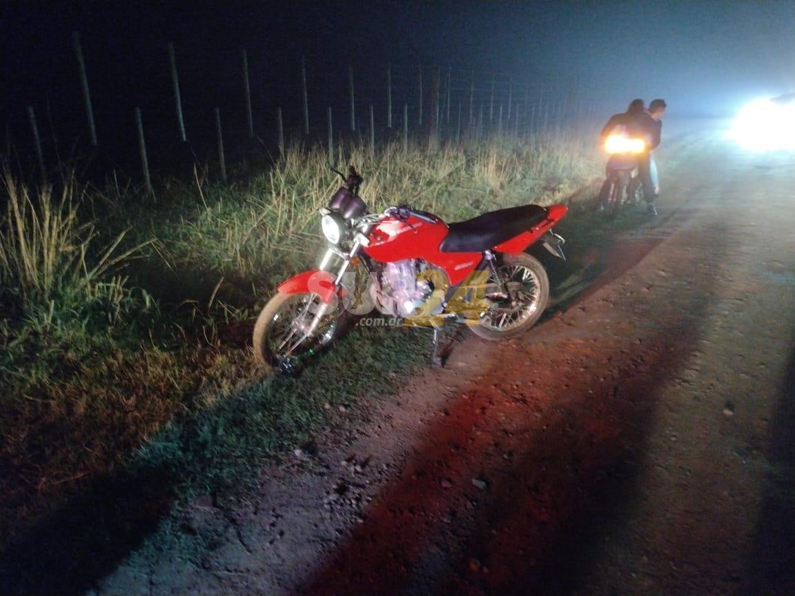 Dos motociclistas caídos en un camino de tierra, a 50 metros de ruta 8