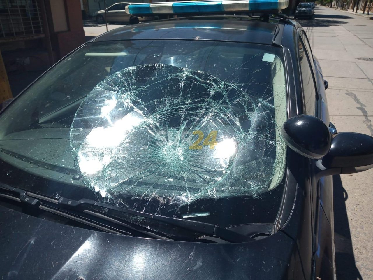 Un sujeto destrozó el parabrisas de un móvil policial al ser detenido 