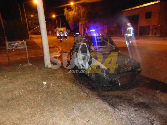 Venado Tuerto: incendio total de un automóvil en la vía pública