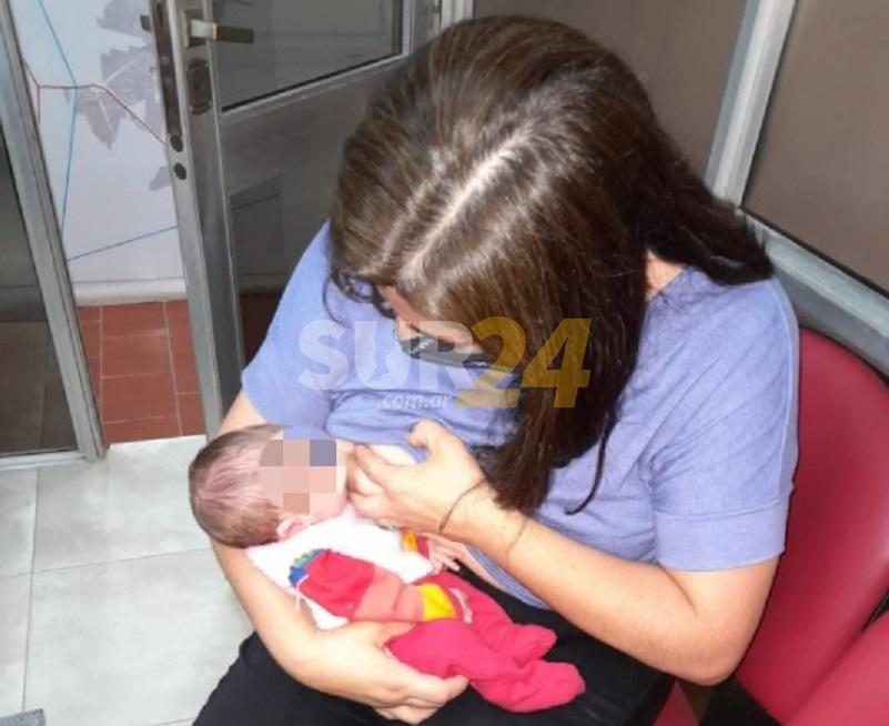 Laguna Paiva: mujer policía amamantó a una beba en estado vulnerable