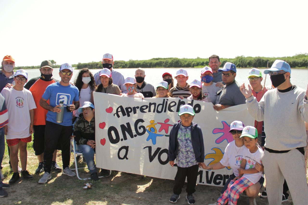 Perotti participó de un encuentro de pesca para niños y jóvenes con discapacidad en Monte Vera 