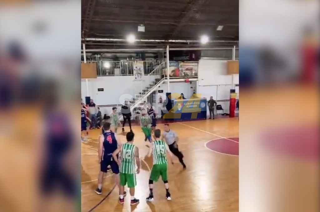 Video de otro episodio violento en el básquet argentino: un jugador corrió al árbitro por toda la cancha 