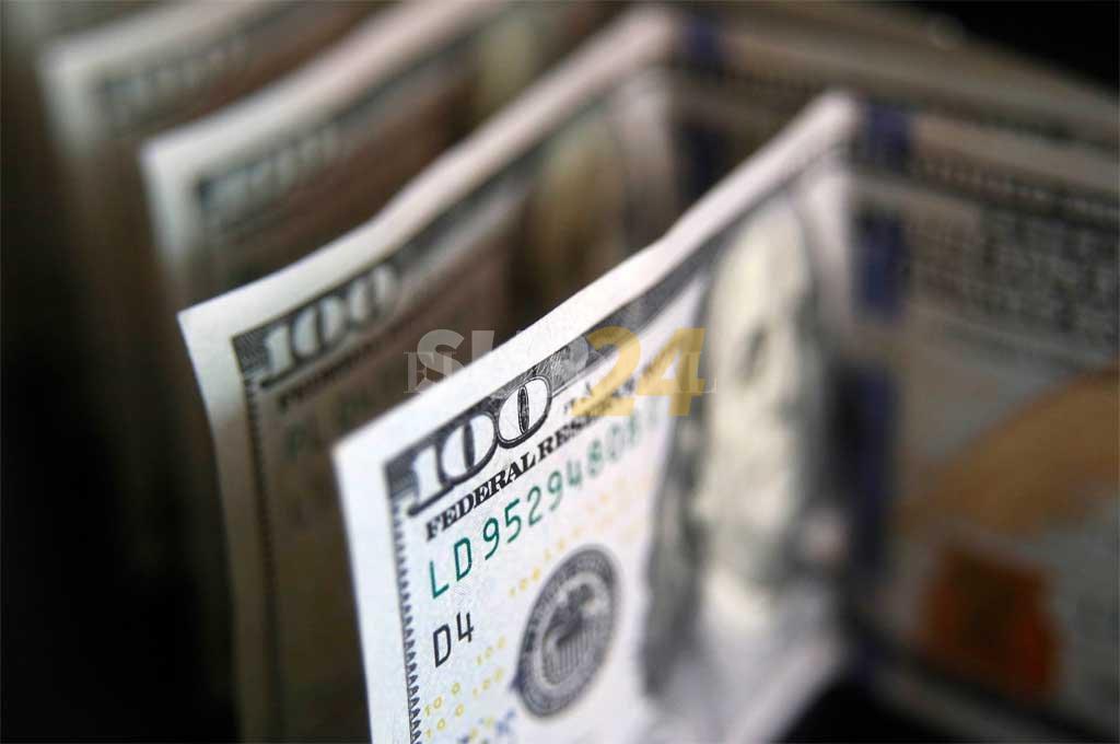Dólar hoy: el “blue” vuelve a venderse a 200 pesos