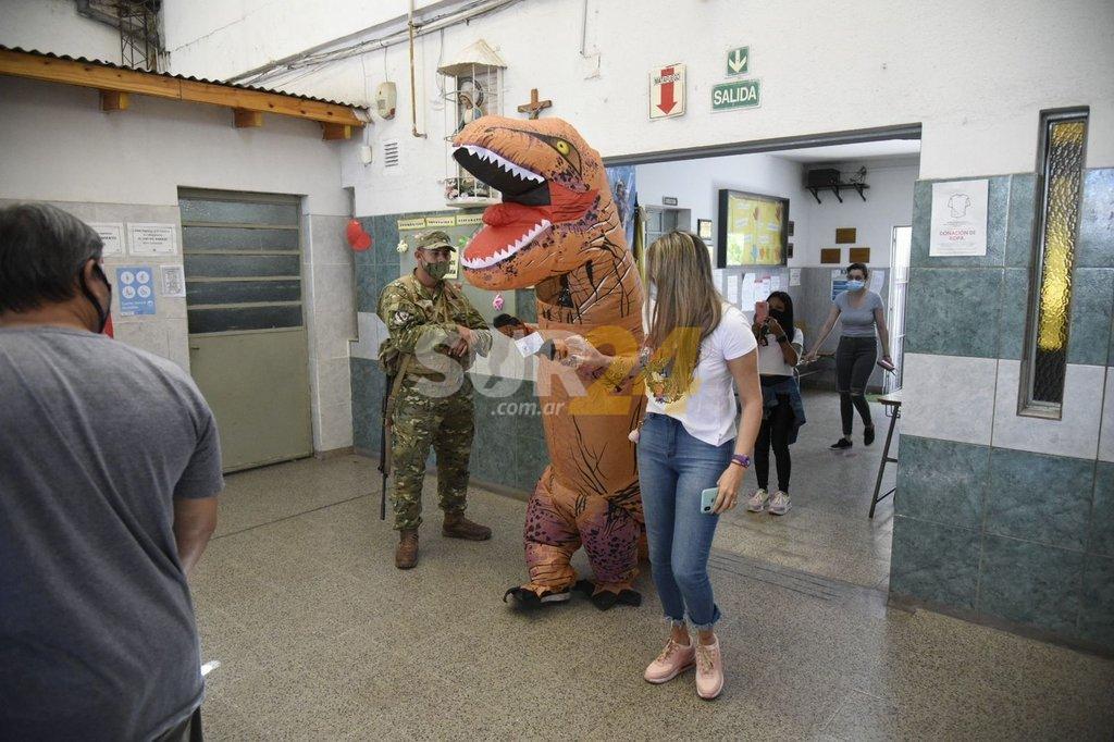 Sorpresa en Rosario con la aparición de un “dinosaurio” para votar en las elecciones 2021