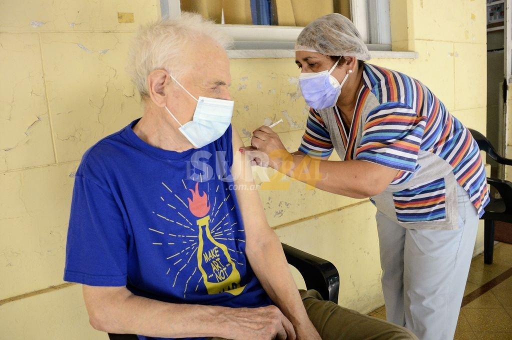 Salud inició la vacunación de refuerzo en geriátricos