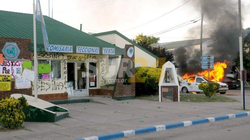 La Pampa: queman patrulleros y apedrean comisaría donde está detenida la madre de Lucio