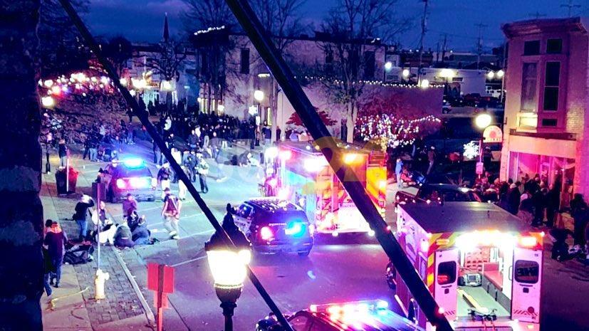 Locura total: atropelló a decenas de personas durante un desfile navideño