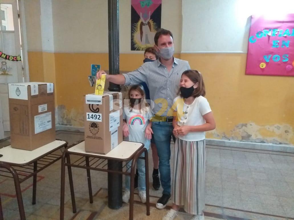 Venado Tuerto: Juani Pellegrini votó acompañado de sus hijas