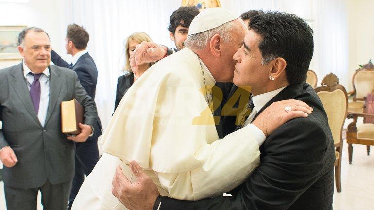 El papa Francisco recordó a Diego Maradona junto a exjugadores del Napoli