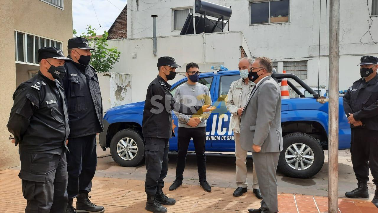 Lagna hizo entrega de un móvil policial en Villa Cañás