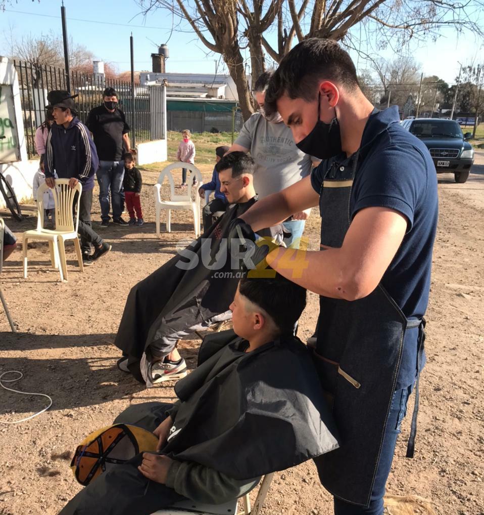 “Tijeras Solidarias” lleva su servicio de corte de cabello gratuito al barrio San Vicente