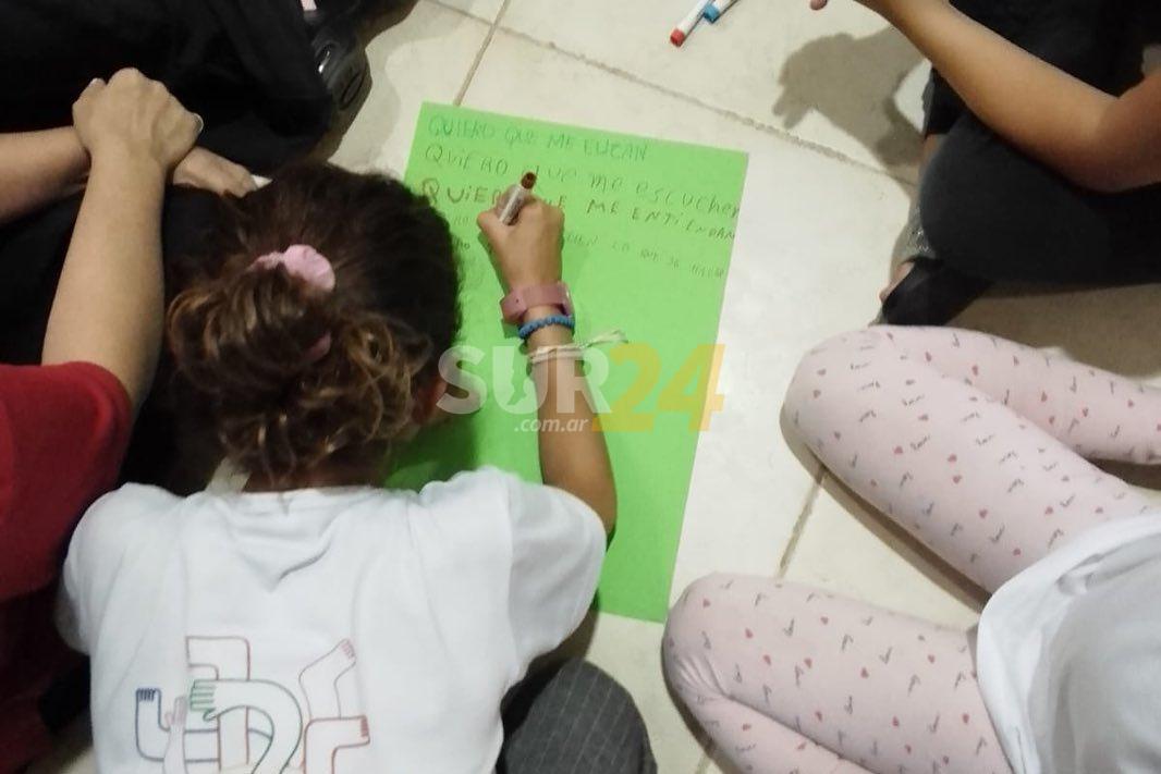 Niños y niñas diseñaron pancartas para la primera marcha de las infancias