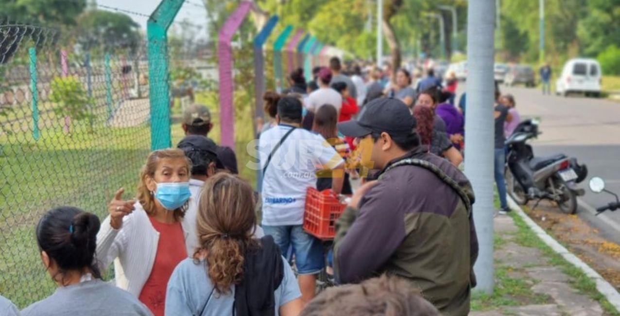 Polémica: a días de las elecciones, largas filas para cobrar un subsidio en Tucumán