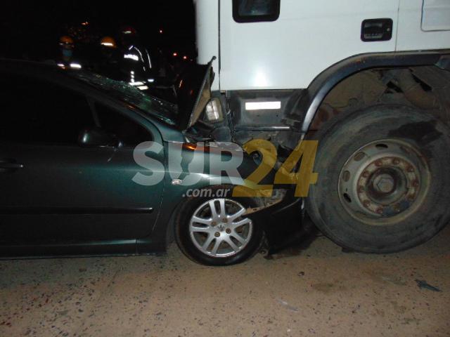 Venado Tuerto: violento impacto de un automóvil contra un camión estacionado