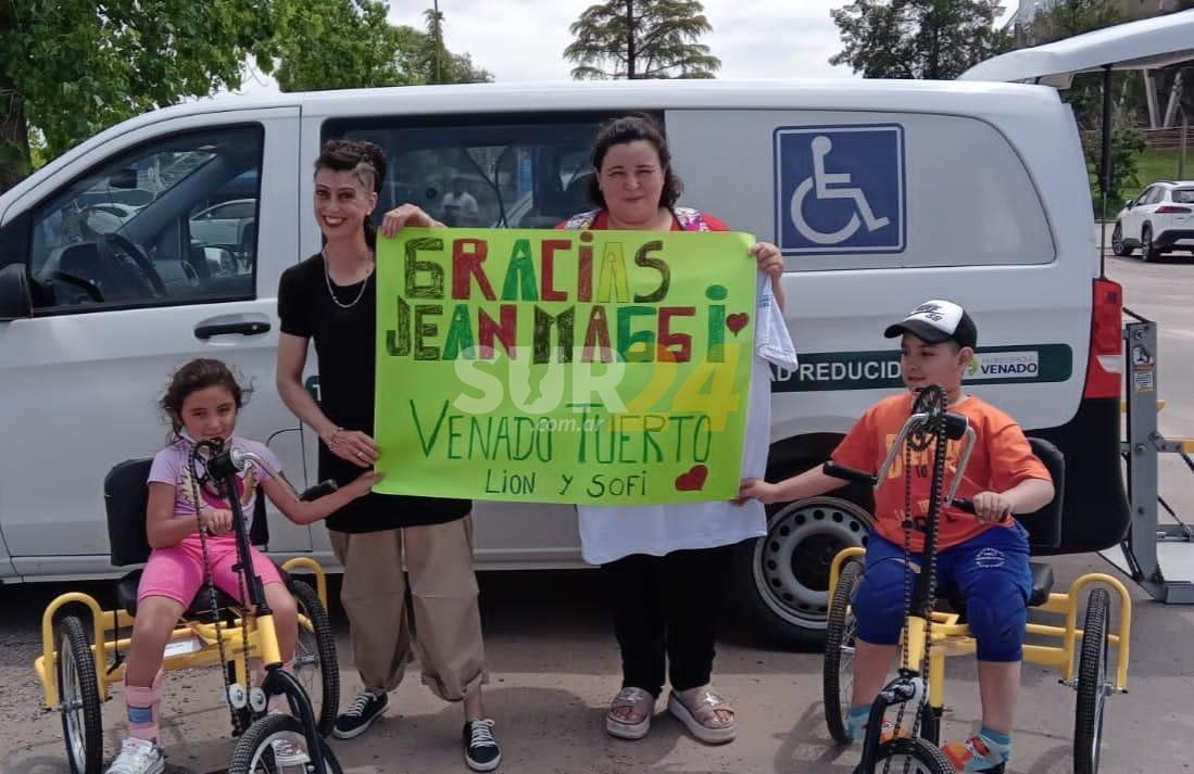 Dos niños de Venado Tuerto recibieron bicicletas adaptadas que entregó la Fundación Jean Maggi